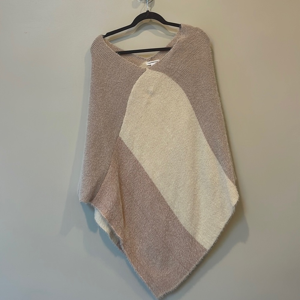 Anthropologie poncho, so warm and so soft